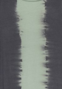 Tissu tie-dye vert et gris foncé avec une texture douce, présentant un motif en dégradé vertical et un col rond.