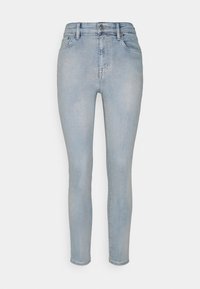 Jeans skinny de color azul claro hechos de denim, con una cintura alta, cinco bolsillos y cierre de botón. Textura suave con ligero desgaste.
