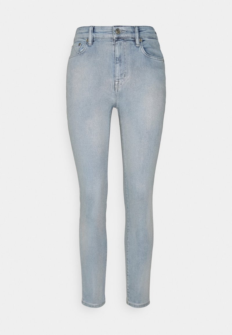 Jeans skinny de color azul claro hechos de denim, con una cintura alta, cinco bolsillos y cierre de botón. Textura suave con ligero desgaste.