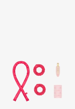Conjunto de accesorios para el cabello en rosa que incluye una diadema acolchada, dos coleteros, una pinza para el cabello y una goma con estampado de lazo.