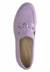 Fialové semišové nazouvací boty s průhledným řetízkovým detailem přes nárt a bílou gumovou podrážkou. Uvnitř mají polstrovanou stélku.