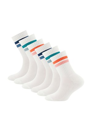 Sechs Paare weiße Knöchelsocken in einer Reihe angeordnet, jedes mit zwei farbigen Streifen oben in Blau, Blaugrün oder Orange.