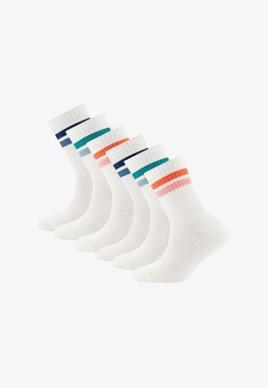 Six paires de chaussettes blanches montantes alignées, chacune avec deux bandes colorées en haut en bleu, sarcelle ou orange.