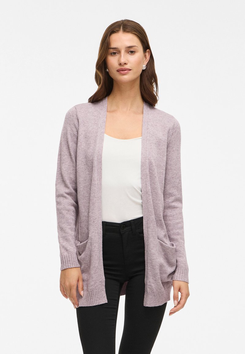 Cardigan de color púrpura claro hecho de un material suave y texturizado. Cuenta con un frente abierto, mangas largas y dos bolsillos frontales.