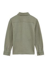 Olivno zelena majica s long sleeves, s ravnim ovratnikom, teksturiranim materijalom, dugmadi na rukavima i ravnim rubom. Pogled odostraga ne prikazuje vidljive logotipe.