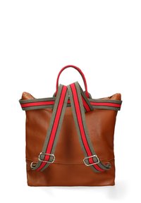 Zaino in pelle marrone con spallacci in tessuto a strisce rosse e verdi. Presenta finiture in argento e una maniglia superiore per diverse opzioni di trasporto.