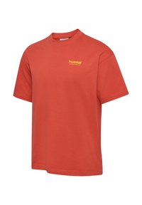 Camiseta roja de manga corta con cuello redondo y pequeño logo amarillo "hummel SPORTSWEAR" en el pecho izquierdo sobre fondo blanco.