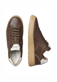 Sneaker in pelle marrone con suole in gomma beige, lacci marrone scuro, accentuazioni in bianco sul tallone e sulla linguetta etichettate "Voile Blanche", mostrati in vista dall'alto e di lato.