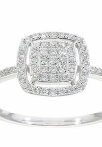 Anello d'argento con design a quadrato e halo, impreziosito da numerosi diamanti tondi e trasparenti. Fascia liscia con finitura lucida.