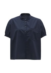 Blusa corta de manga corta en azul marino con cuello mao, botones en la parte frontal, mangas elásticas y bolsillo en el pecho.