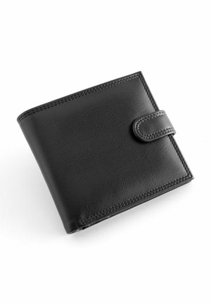 Portefeuille en cuir noir avec une finition texturée, des coutures proéminentes et une fermeture à bouton ; forme carrée compacte avec des bords arrondis.