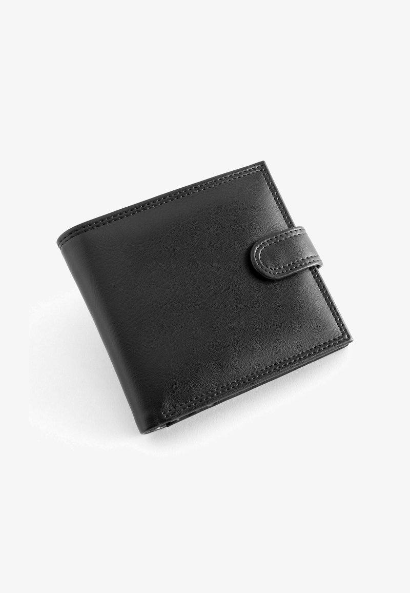 Portefeuille en cuir noir avec une finition texturée, des coutures proéminentes et une fermeture à bouton ; forme carrée compacte avec des bords arrondis.