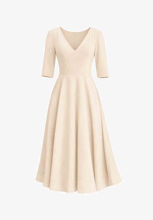 Beżowa sukienka do kolan z dekoltem w serek, rękawami do łokcia, dopasowaną talią i rozkloszowanym dołem na białym tle.