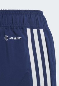 Shorts de sport en bleu marine avec taille élastique, rayures blanches sur les côtés et logo "AEROREADY". Texture de tissu lisse et poches latérales.