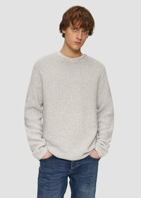 Hellgrauer Strickpullover mit strukturiertem Muster, rundem Halsausschnitt und lockeren Ärmeln, getragen über blauen Jeans.