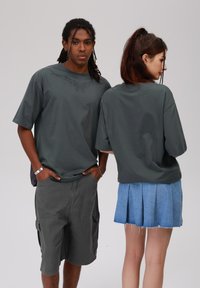 YOURTURN by Zalando - UNISEX - Marškinėliai su spaudiniu - dark grey Miniatiūros vaizdas 1