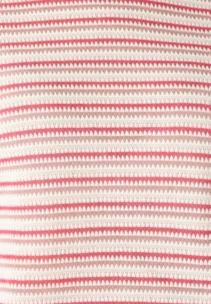 Close-up van gebreide stof met horizontale strepen in roze, beige en wit, met een gestructureerd, open geweven patroon.