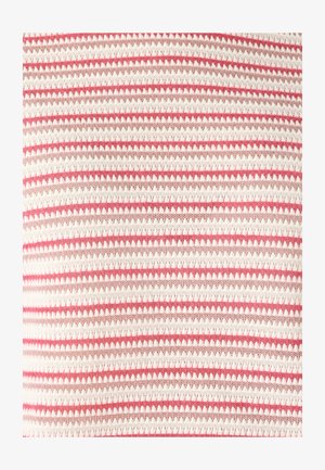 Close-up van gebreide stof met horizontale strepen in roze, beige en wit, met een gestructureerd, open geweven patroon.