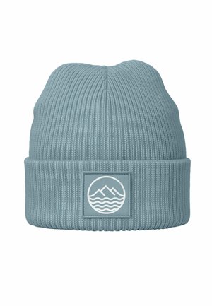 Himmelblaues gestricktes Beanie mit umgeschlagenem Bund, das ein rechteckiges Patch mit einem Design von weißen Bergen und Wellen zeigt. Strukturierter Rippenstoff.