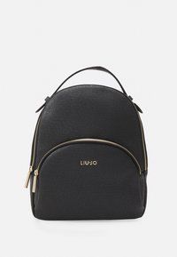 Zaino nero texturizzato con una forma arrotondata, hardware dorato, una tasca anteriore con zip e una maniglia superiore. Nome del brand "LIUJO" in evidenza.