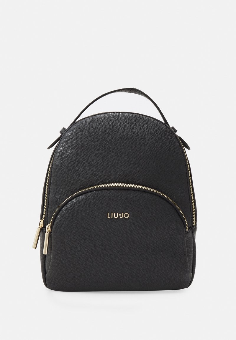 Zaino nero texturizzato con una forma arrotondata, hardware dorato, una tasca anteriore con zip e una maniglia superiore. Nome del brand "LIUJO" in evidenza.