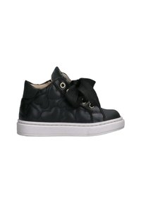 Sneaker alte nere con motivo a cuore trapuntato, dotate di suola in gomma bianca e un fiocco in raso nero davanti.