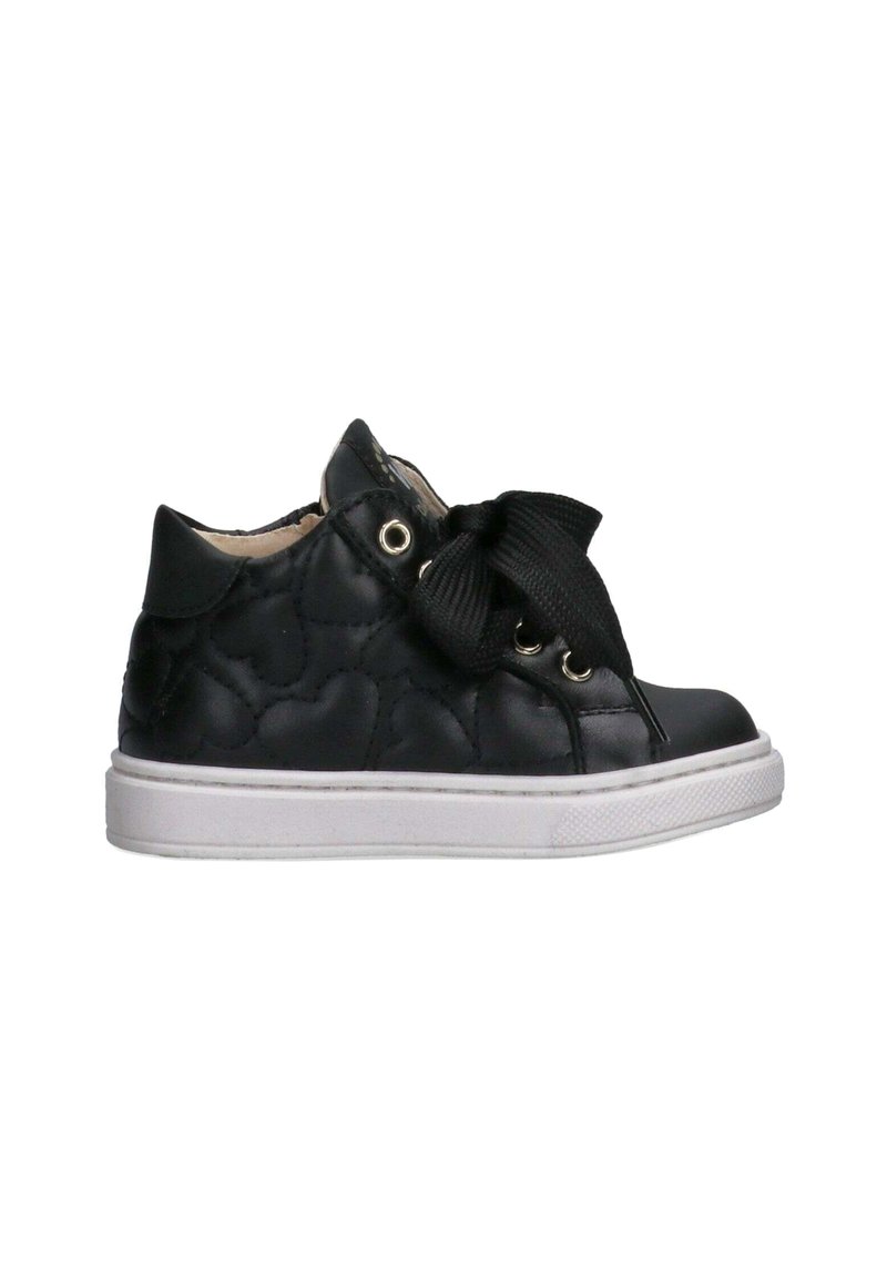 Sneaker alte nere con motivo a cuore trapuntato, dotate di suola in gomma bianca e un fiocco in raso nero davanti.
