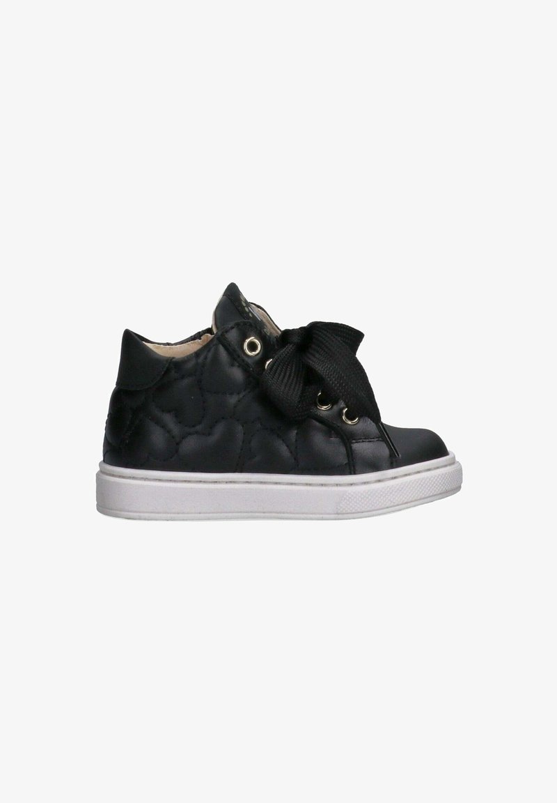 Sneaker alte nere con motivo a cuore trapuntato, dotate di suola in gomma bianca e un fiocco in raso nero davanti.