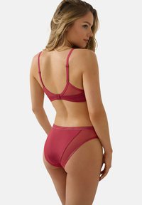 Bordeaux lingerie set met een bralette met verstelbare bandjes en gaasdetails, gecombineerd met high-waisted slipjes met gaasaccenten.