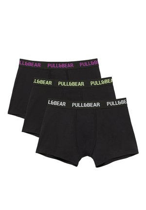 Trzy pary czarnych bokserek męskich z elastycznym pasem w kolorach fioletowym, zielonym i białym z logo "PULL&BEAR".