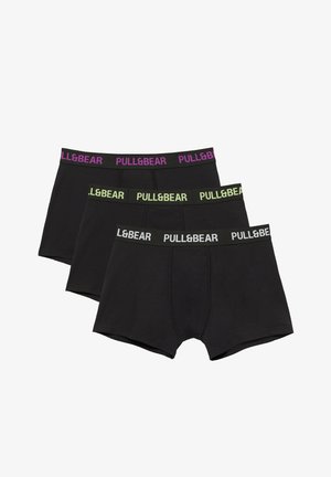 Trzy pary czarnych bokserek męskich z elastycznym pasem w kolorach fioletowym, zielonym i białym z logo "PULL&BEAR".