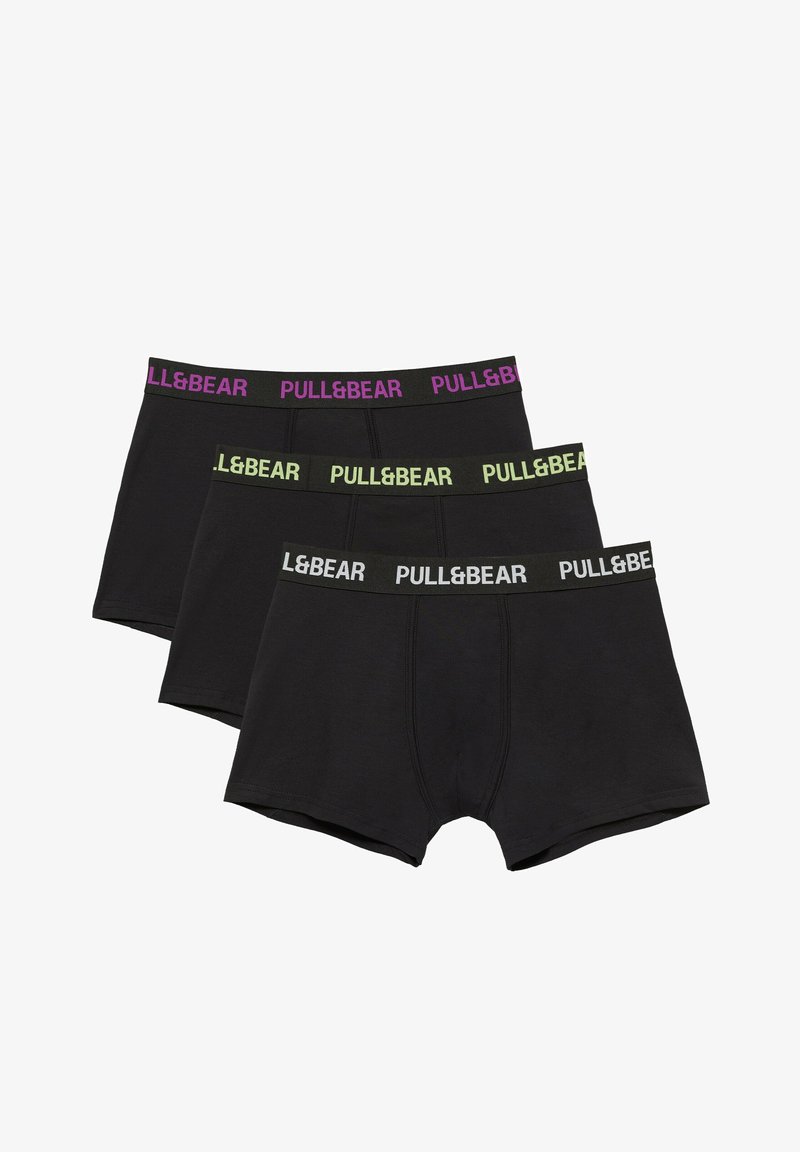 Trois paires de boxers noirs pour hommes avec ceintures élastiques en violet, vert et blanc, marqués "PULL&BEAR".