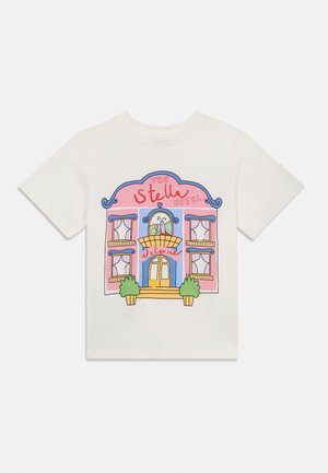 Biała bawełniana koszulka z kolorową, kreskówkową ilustracją hotelu z napisem „The Stella Hotel” oraz dekoracyjnymi roślinami.