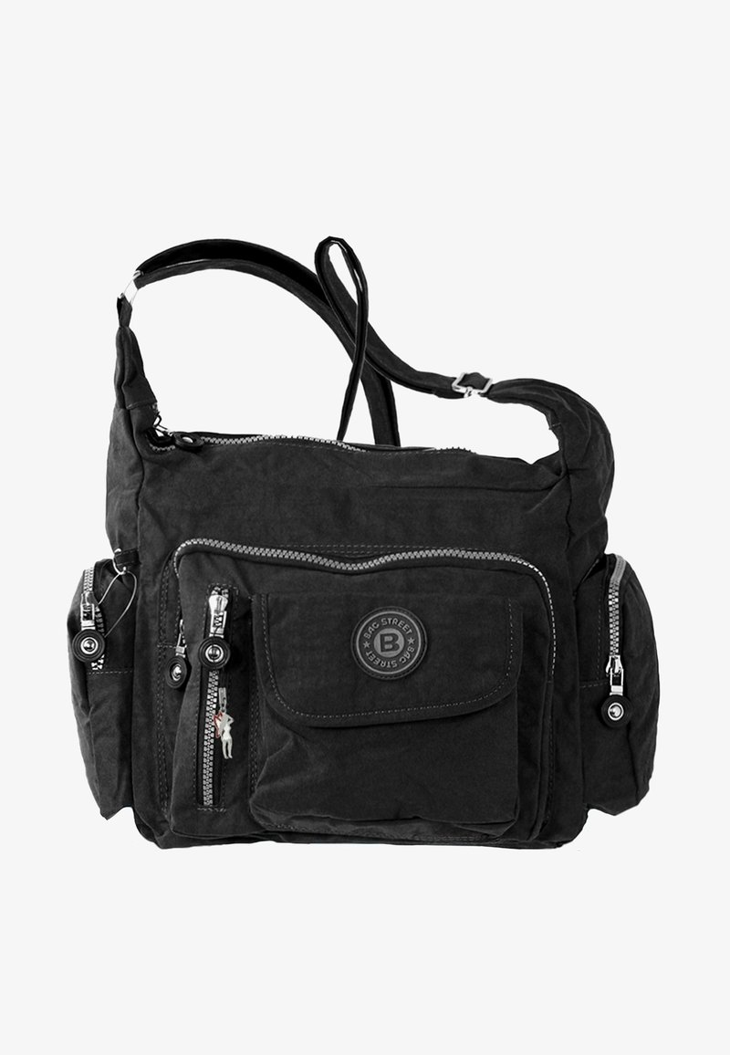 Sac à épaule en tissu noir avec plusieurs poches zippées, détail de logo rond et bandoulière ajustable. Surface texturée avec des accents en métal brillant.