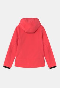 Casaco vermelho com capuz, de mangas longas e punhos interiores pretos, mostrado de costas sobre um fundo branco.