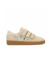 Beige suède sneaker met drie klittenbandsluitingen. Voorzien van een getextureerde tan rubberen zool en zilveren accenten aan de zijkant. Klassiek ontwerp.