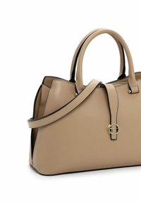 Sac à main en cuir beige avec une forme structurée, accents noirs, doubles poignées supérieures et une bandoulière amovible. Présente des détails en métal doré.