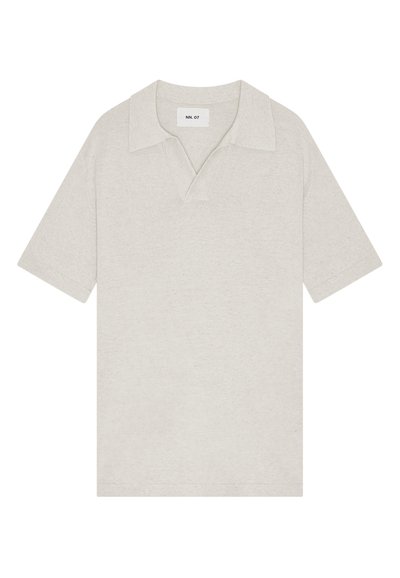 Polo beige chiaro a maniche corte con colletto aperto ed etichetta di tessuto con la scritta "NN. 07" all'interno della scollatura.