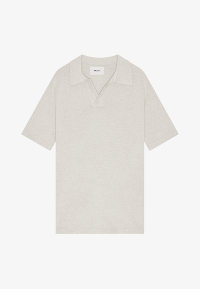Polo beige chiaro a maniche corte con colletto aperto ed etichetta di tessuto con la scritta "NN. 07" all'interno della scollatura.