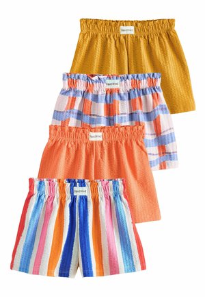 Cztery pary dziecięcych krótkich spodenek z elastycznym pasem w kolorze musztardowym, pomarańczowym, wielokolorową kratkę i pionowe paski w kolorach tęczy, ułożone płasko, zachodzące na siebie.