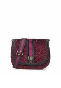 borsetta a tracolla in velluto bordeaux con accenti in pelle nera, caratterizzata da un motivo floreale in rilievo, hardware dorato e una tracolla regolabile a righe.