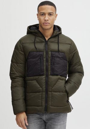 Padded jacket in olive green with a black chest panel. Features a hood and zippered pockets. Quilted texture, adjustable drawstrings at the hem.