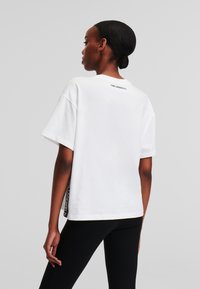 KARL LAGERFELD LOGO TAPE - Apdrukāts T-krekls - white