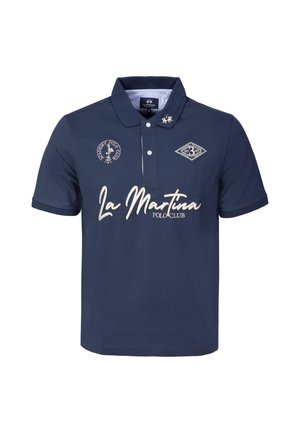 Marineblå polo med korte ærmer, krave, to brystmærker og teksten "La Martina Polo Club" foran.