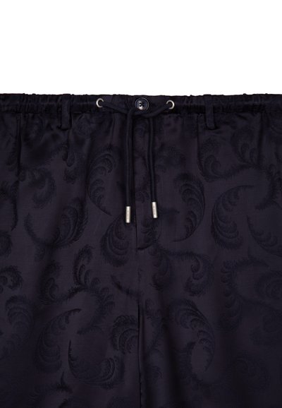 Marineblaue Hose mit einem strukturierten, wirbelnden Paisleymuster, einem elastischen Bund und einem Kordelzug für eine verstellbare Passform.