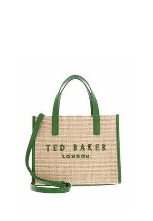 Sac à main rectangulaire beige tissé avec poignées en cuir vert, garniture, bandoulière réglable et inscription "Ted Baker London" à l'avant.