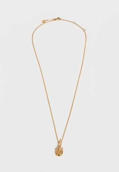 Λεπτό χρυσό κολιέ με μικρό μενταγιόν σε σχήμα φλόγας και ρυθμιζόμενο κούμπωμα σε λευκό φόντο.