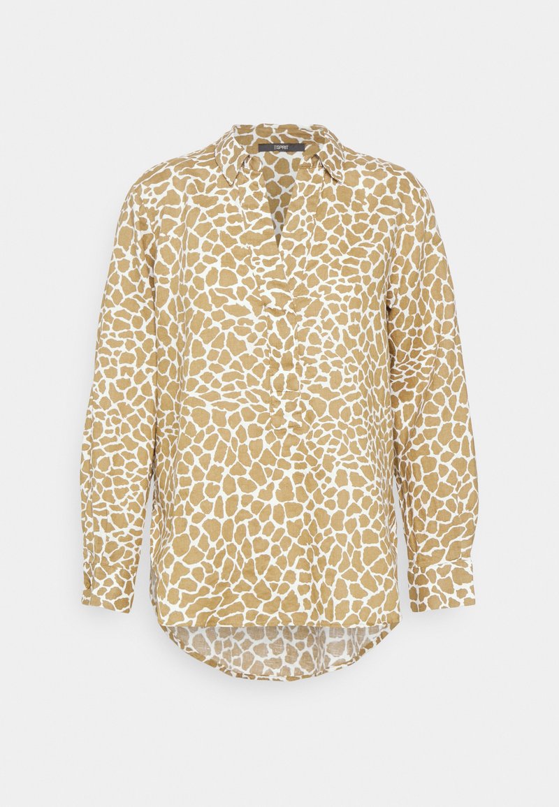 Camisa de mangas compridas em padrão de girafa castanho e branco, com colarinho abotoado e uma bainha arredondada, apresentando um ajuste descontraído.