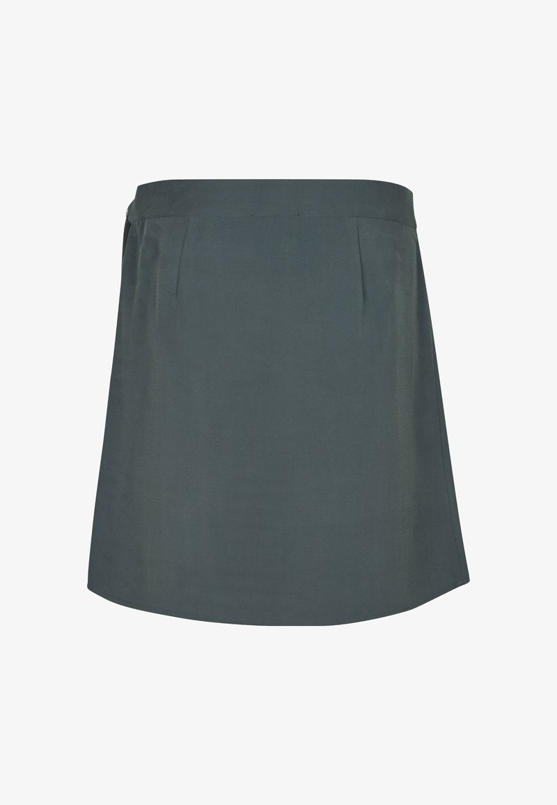 Mørkegrøn, knælang nederdel med en glat overflade, der har en flad talje og subtile plisseringer foran. Enkel og funktionelt design.