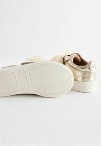 Baker by Ted Baker EMBOSSED BOW STANDARD - Chaussures premiers pas - gold